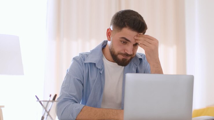 Uomo che lavora da casa sul laptop