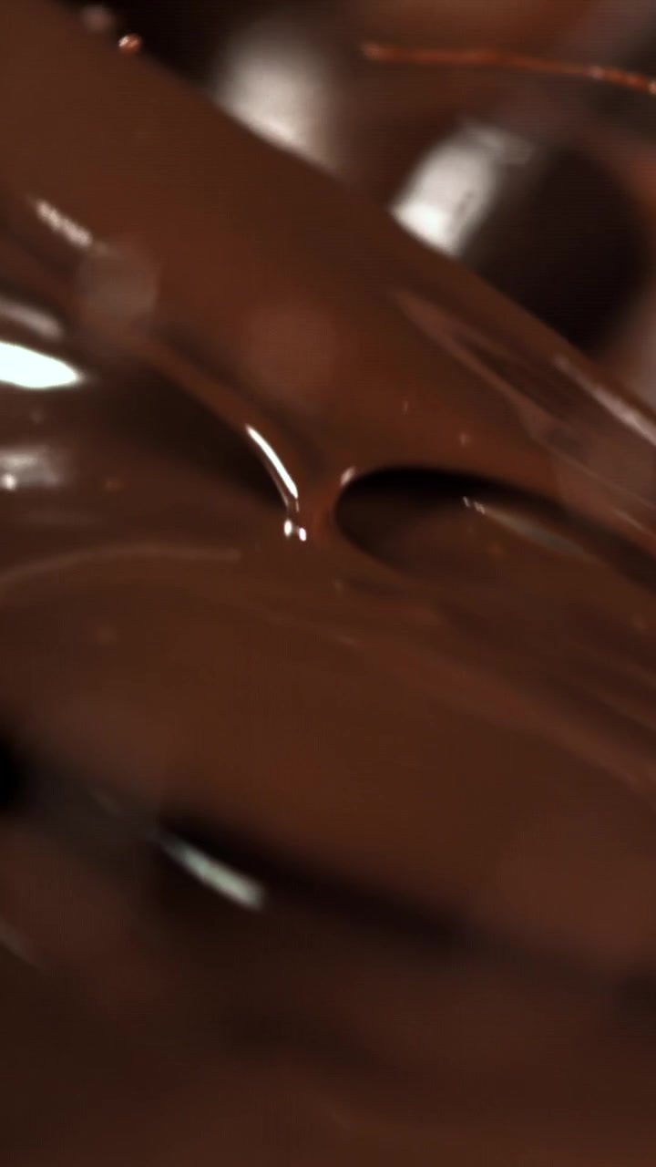 Primo piano di ricco cioccolato fuso che vortica e scorre
