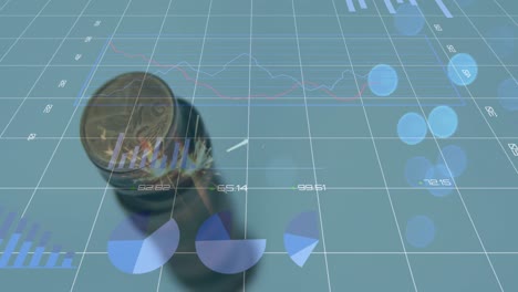 video compuesto digital del procesamiento de datos financieros sobre una pila de monedas contra las chispas