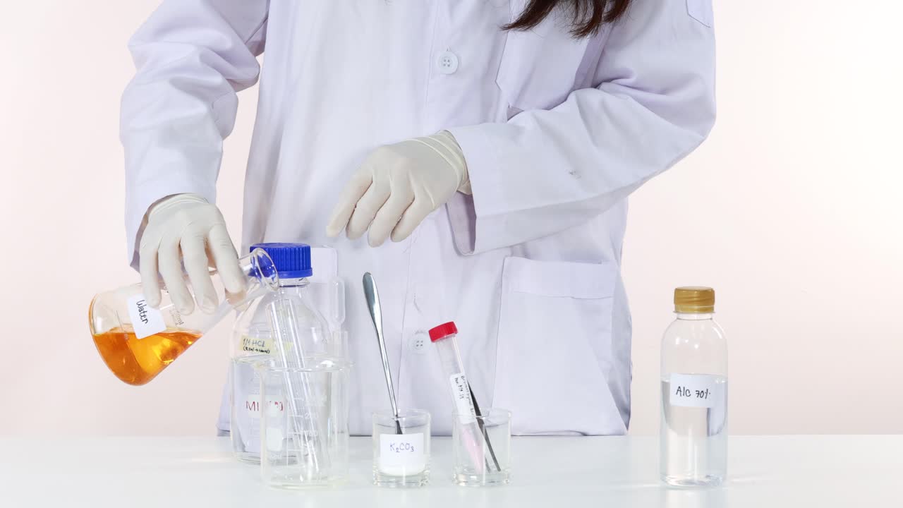 científico vertiendo productos químicos en un experimento de laboratorio