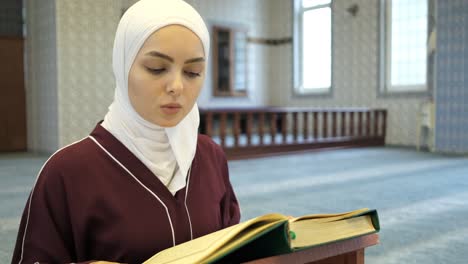 Mujer-Leyendo-Corán