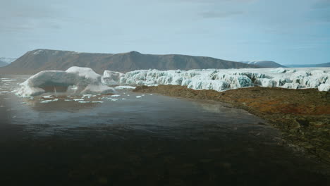 Gran-Glaciar-En-La-Costa-De-La-Antártida-Una-Soleada-Tarde-De-Verano