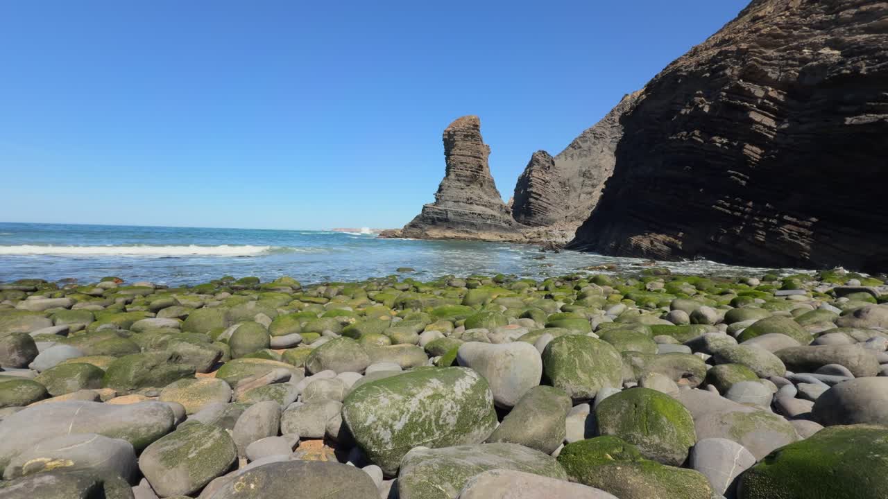 Algarve, Portugal, gröna rundade konturer, blåa hav och himmel
