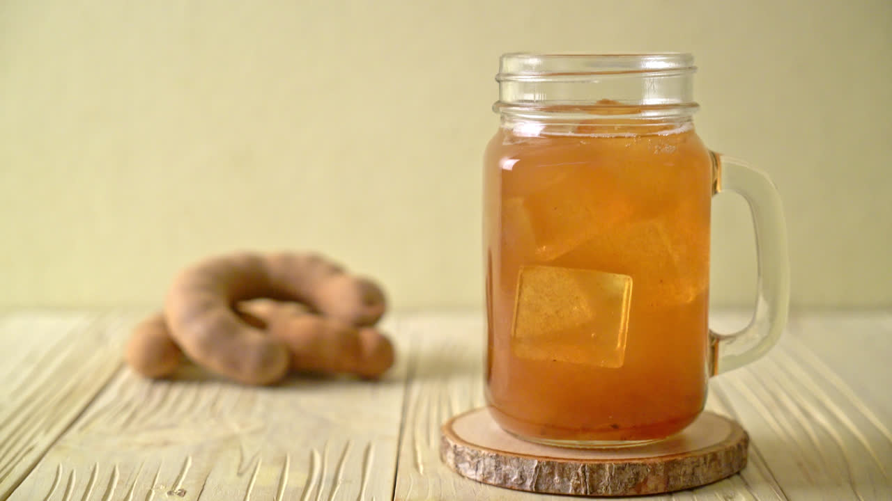 Deliziosa bevanda dolce succo di tamarindo e cubetto di ghiaccio - stile bevanda salutare