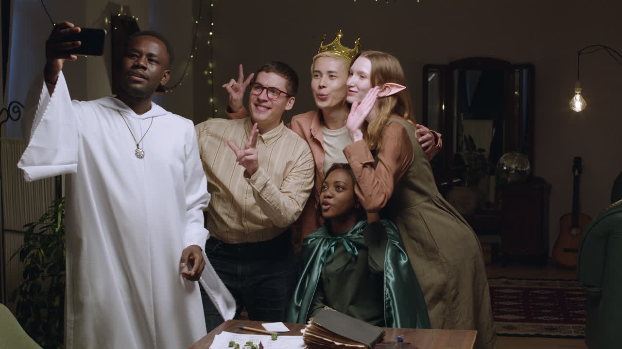 친구들이 비디오를 녹음하고 있습니다.