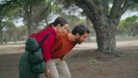 Pareja-Caminando-Abrazando-El-Parque-De-Cerca.-Pareja-Sonriente-Mirando-La-Naturaleza-Sintiendo-Alegría