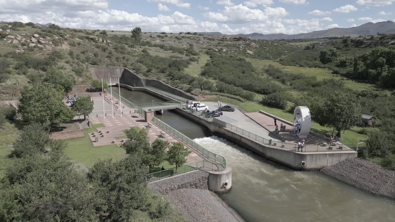 antena giratoria: la tubería de agua del desagüe del río ash es un atractivo turístico