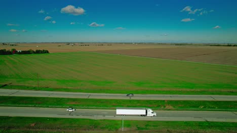 Tráfico-De-Transporte-Alrededor-De-La-Parada-De-Descanso-De-La-Pradera-De-Illinois-En-Dirección-Norte,-EE.UU.