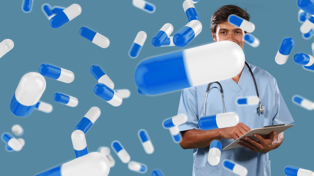 여러 가지 의약품이 떨어지고 백인 남성 의료 종사자가 클립보드에 글을 쓰고 웃고 있습니다.