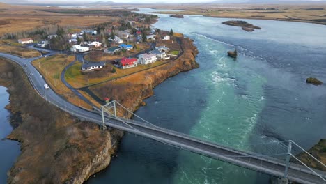 Route-1-Und-Wichtige-Brücke-über-Den-Breiten-Fluss-Ölfusá-In-Der-Stadt-Selfoss,-Island.-Luftaufnahme