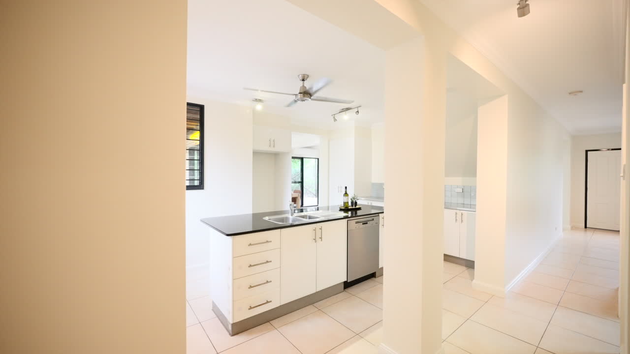 고급스러운 현대 가정 무대 디자인 부은 각도 벽과 검은색 카운터에 작은 홈워밍 선물