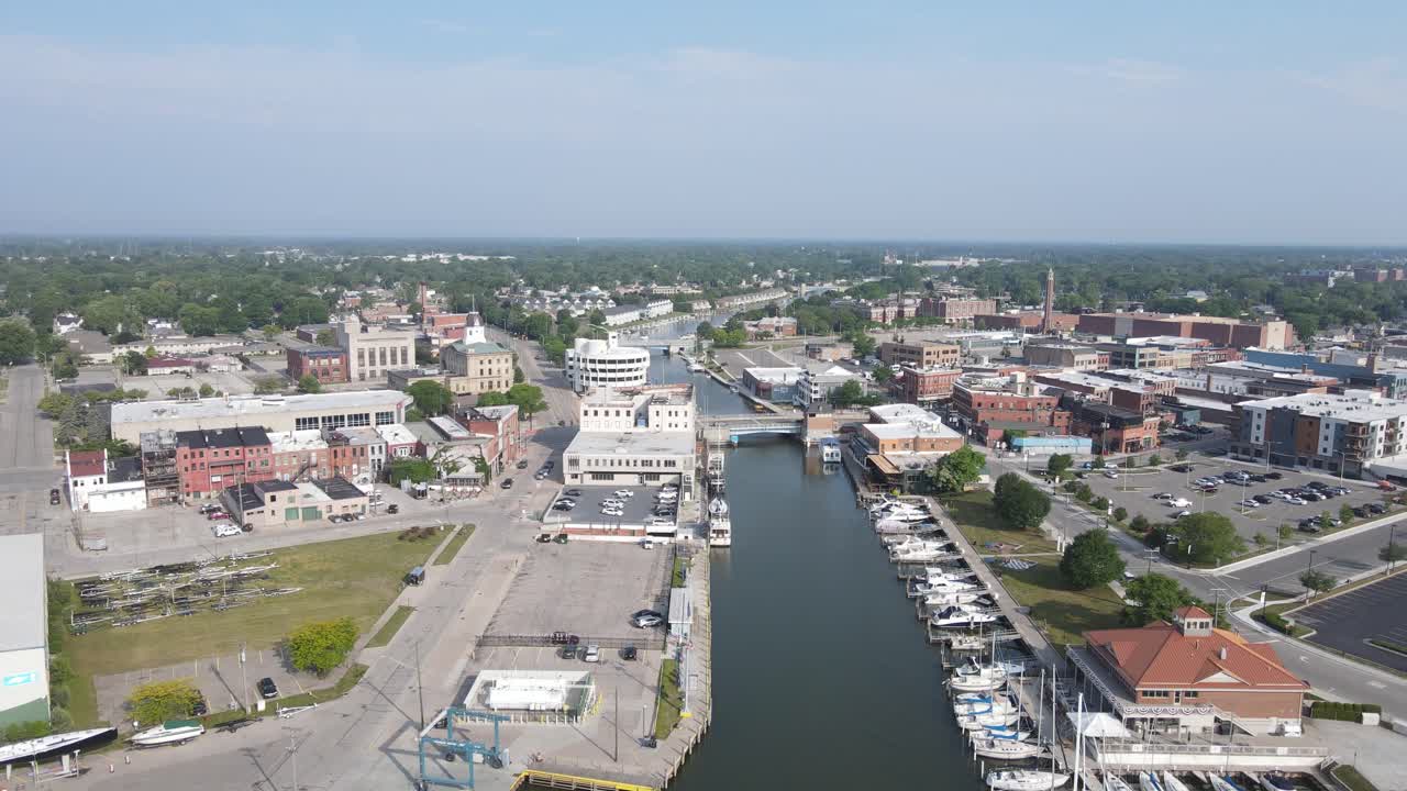 Black River con ponti levatoi nel centro di Port Huron, Michigan, USA.