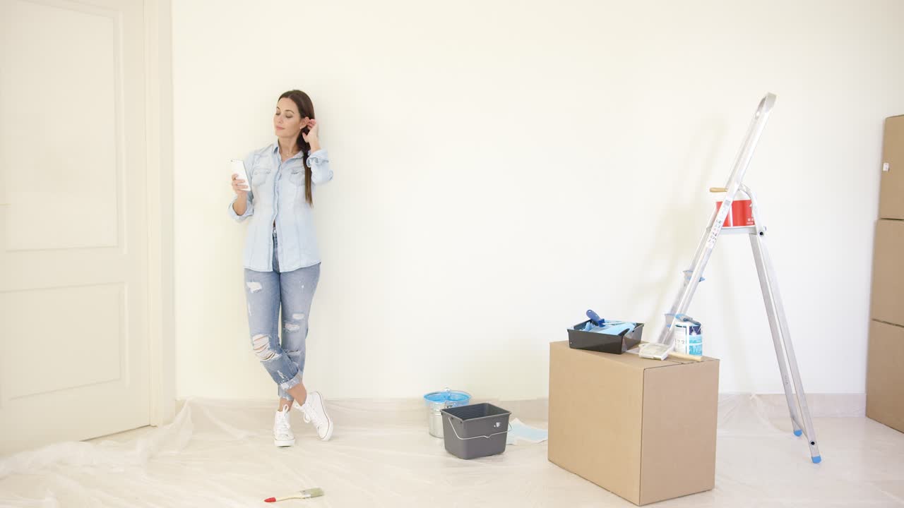 una mujer joven enviando un mensaje de texto.