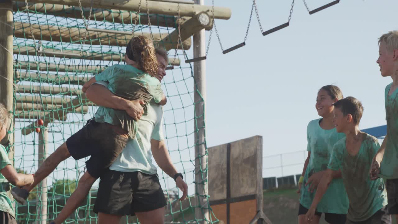 부트 캠프에서 훈련하는 백인 어린이 그룹