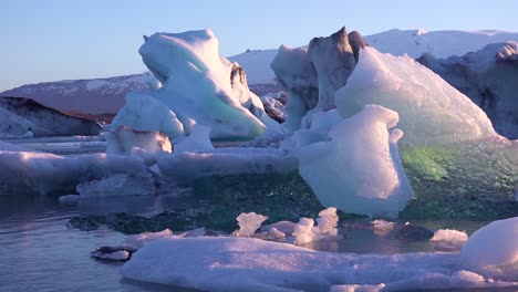 Eisberge-In-Der-Gefrorenen-Arktischen-Jokulsarlon-Gletscherlagune-In-Island,-Die-Auf-Eine-Globale-Erwärmung-Hindeuten-4