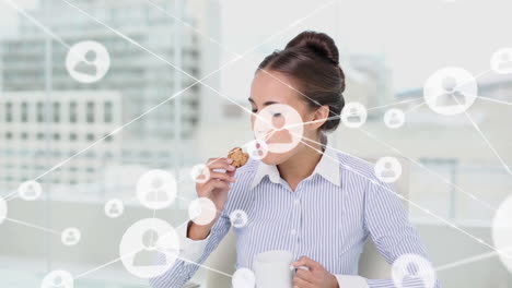 animación de iconos de perfil conectados, hermosa mujer caucásica bebiendo café y comiendo galletas