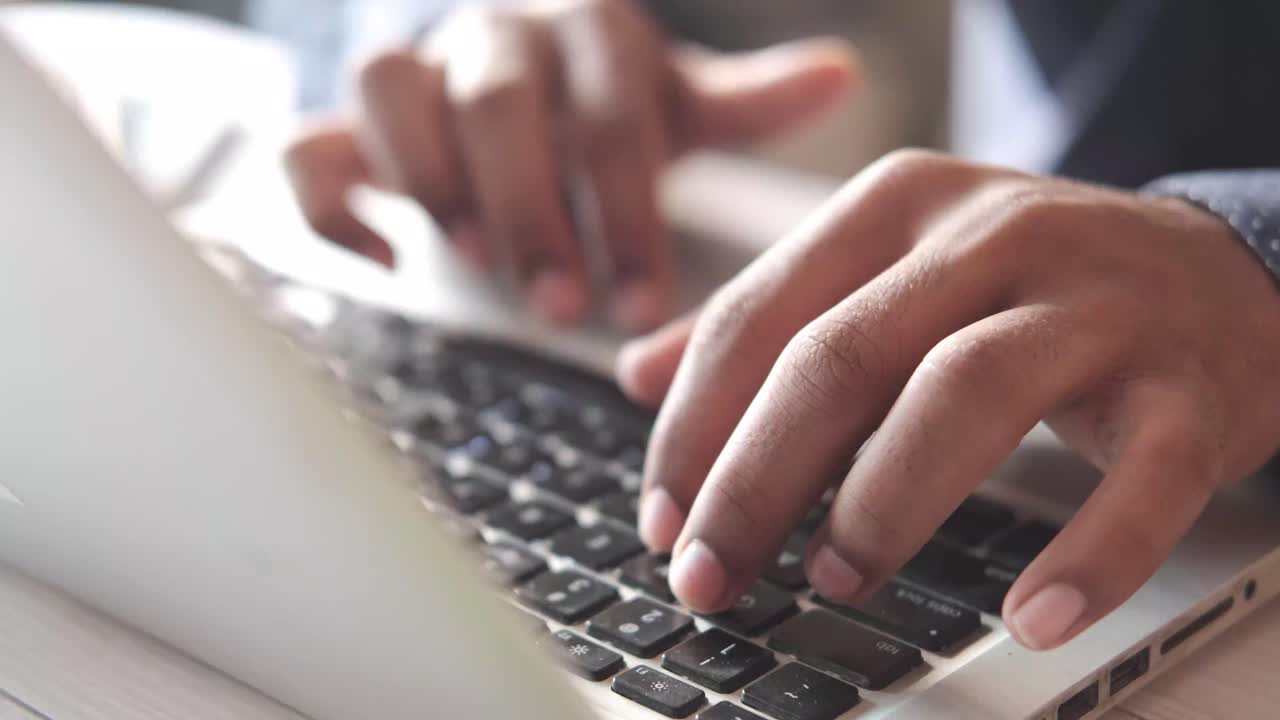 persona escribiendo en una computadora portátil