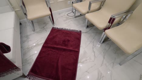 alfombra de oración en una sala de estar moderna