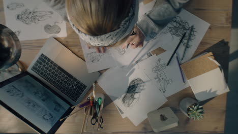 artista trabajando en paneles de cómics