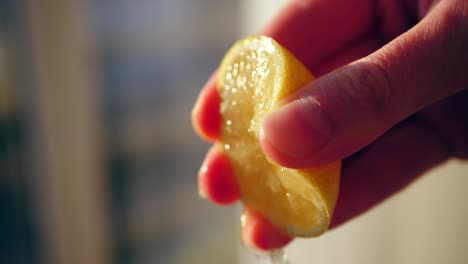 limón exprimido liberando jugo de limón en cámara lenta
