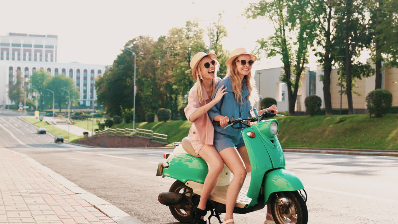 Zwei Frauen auf einem Roller