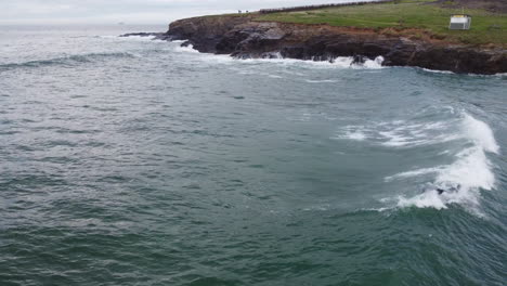 Surfer-Genießen-Die-Raue-See-Der-Küste-Von-Cornwall-In-Harlyn-Bay