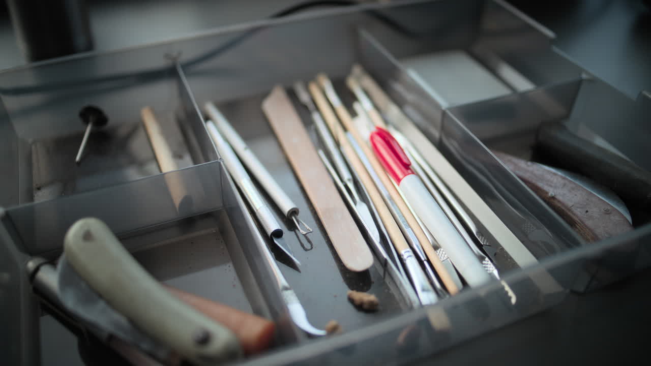 보관 상자 에 정리 된 예술 도구