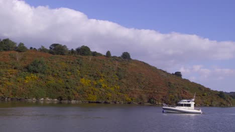 Freizeitboot-Auf-Dem-Wasser