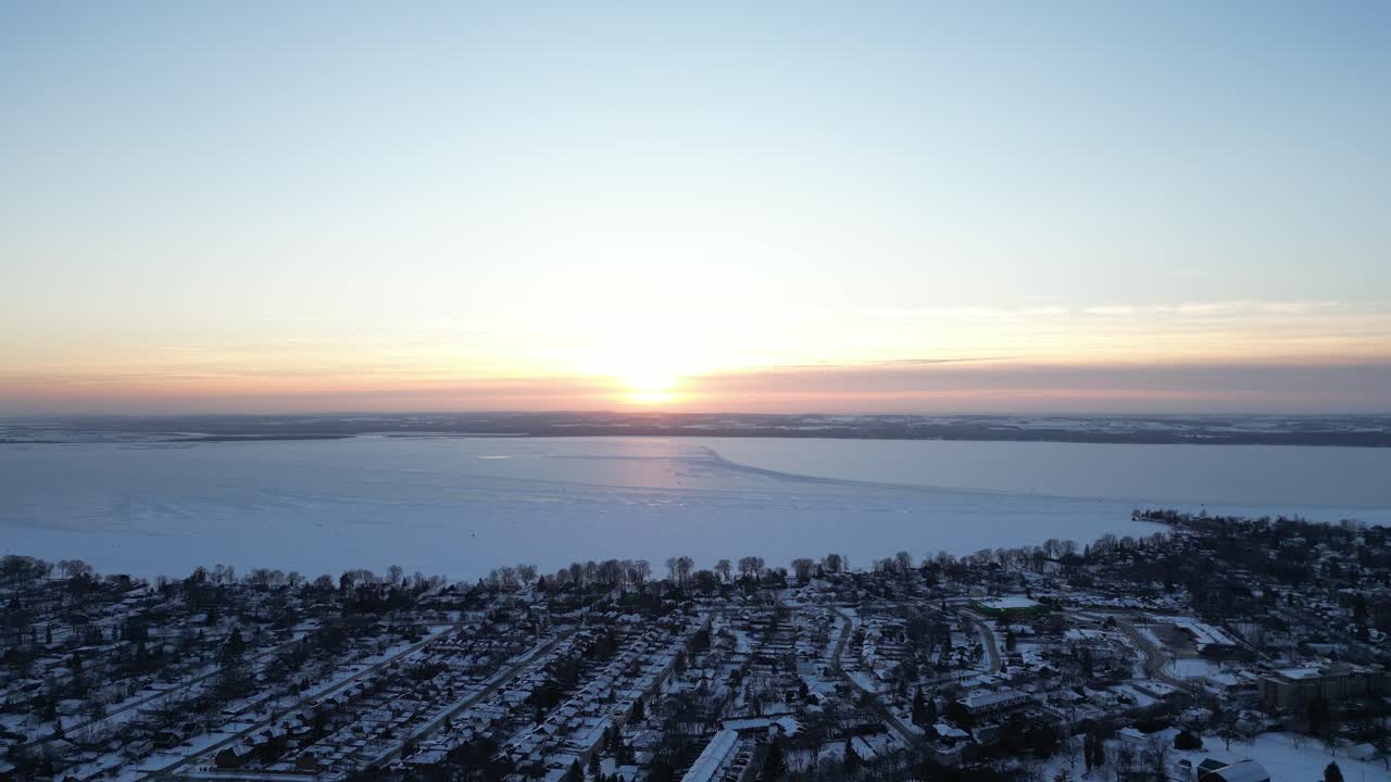 겨울철과 일몰 동안 오대호의 골든 아워