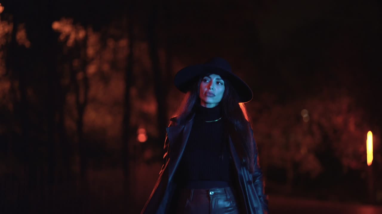 Donna con cappotto di pelle di notte