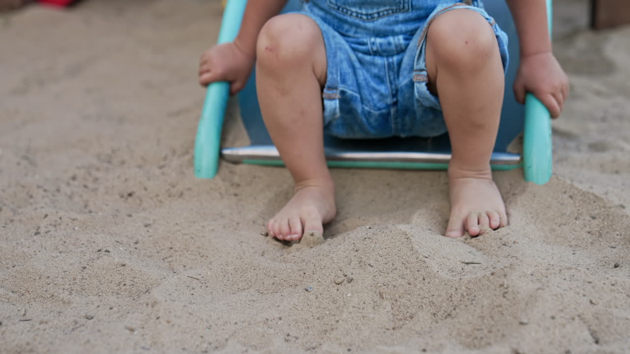 Bambino che gioca nella sabbiera