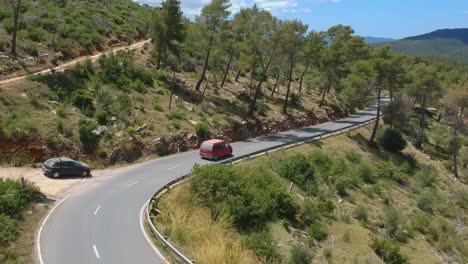 Auto-Fährt-Entlang-Einer-Wunderschönen-Berglandschaft