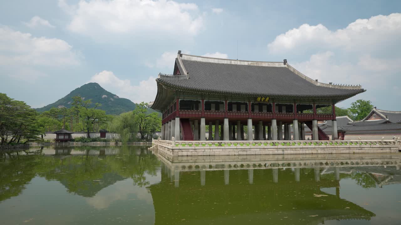 montaña inwangsan y pabellón gyeonghoeru en el palacio gyeongbokgung contra nubes blancas - espacio de copia