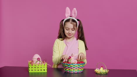 Niña-Somnolienta-Bostezando-Mientras-Arregla-Huevos-De-Pascua-Para-Decoraciones-Festivas