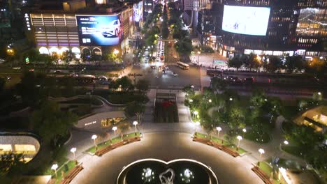 Antena-Nocturna-De-La-Plaza-Wulin,-Bulliciosa-Plaza-Urbana-Ubicada-En-El-Distrito-Xiacheng-De-Hangzhou,-China