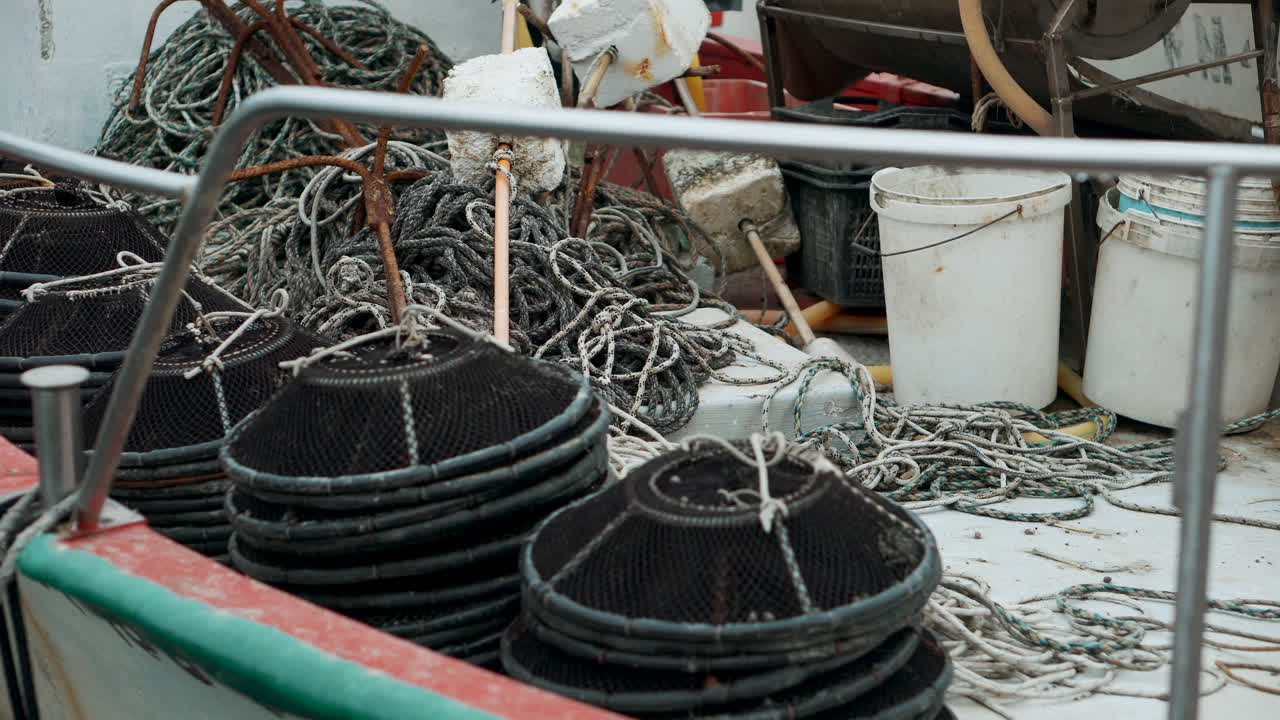 cubierta de un barco de pesca con redes y aparejos