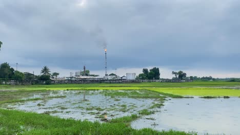 Planta-De-Campo-De-Gas-Kailashtilla-Vista-Llama-Naranja-Ardiente-En-Segundo-Plano