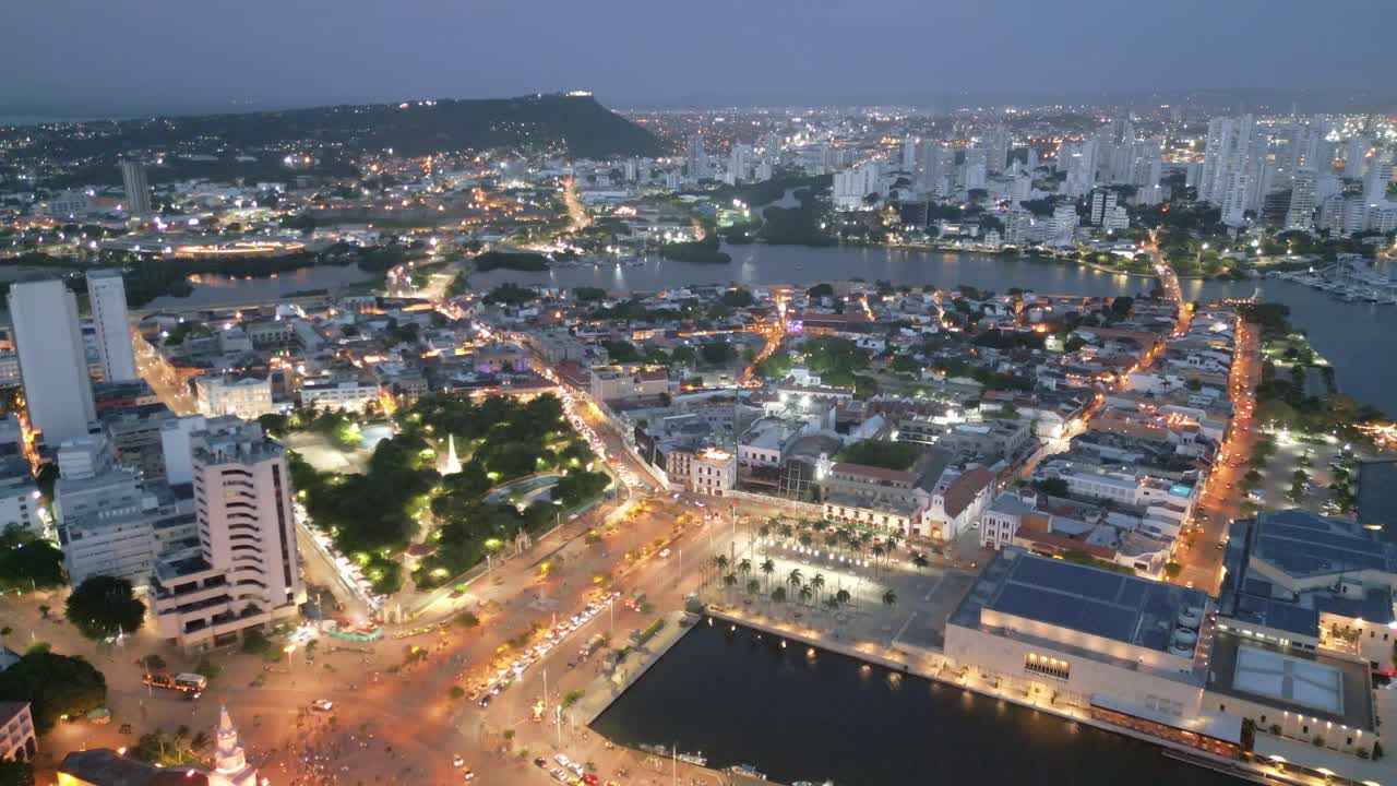 Veduta aerea della città di Cartagena, Colombia, Mar dei Caraibi, illuminata di notte.