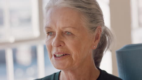 Retrato-Feliz-Anciana-Caucásica-Disfrutando-De-Una-Clase-De-Yoga-Sonriendo-Alegre-Mujer-De-Mediana-Edad-Practicando-Un-Estilo-De-Vida-Saludable-En-El-Estudio-De-Entrenamiento