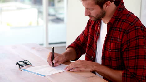 hombre de negocios casual escribiendo en papel