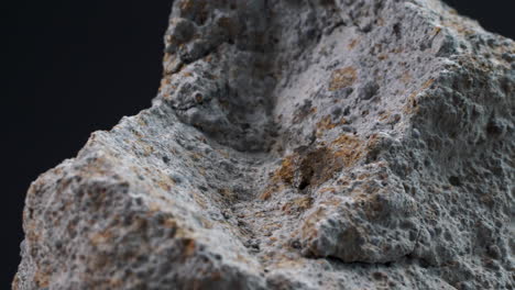 frágil piedra de meteorito del espacio exterior en macro vista giratoria