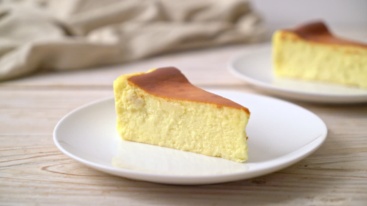 Quemar el pastel de queso en un plato blanco