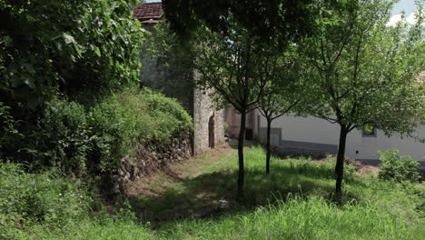 Una-Calle-De-Pueblo-Abandonado-Con-Casa-De-Piedra-Destruida