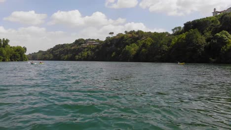 toma baja de kayakistas en el lago ladybird con un ligero giro hacia la izquierda.
