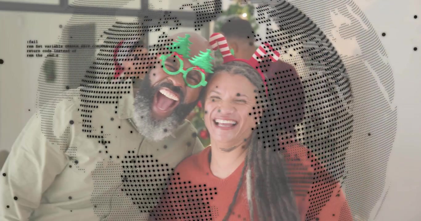 Código en desplazamiento iniciando una superposición de globo tecnológico, una pareja riendo e inclinada capturando una selfie con el smartphone.