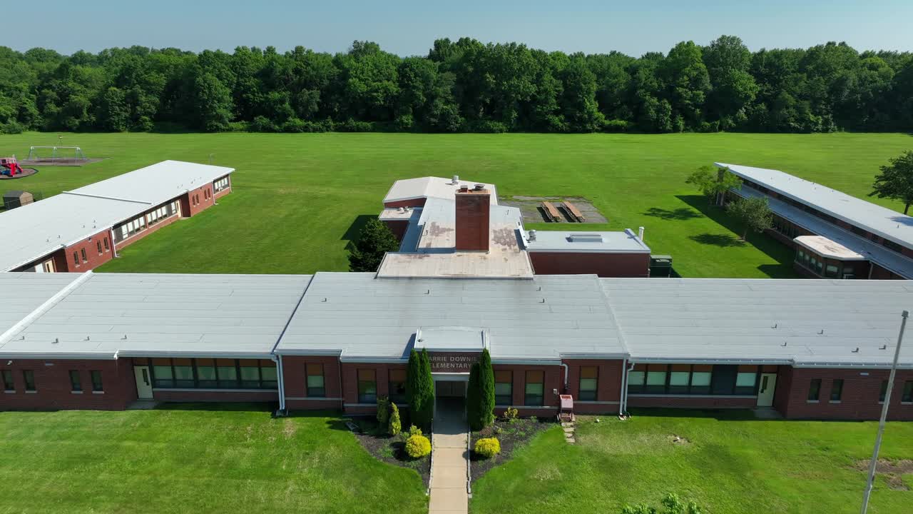 edificio de la escuela americana durante el verano, sin estudiantes
