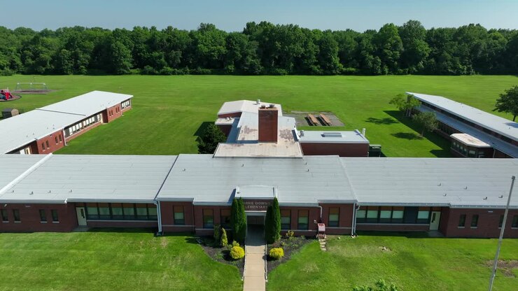 Edifício Escolar Americano Durante o Verão, Sem Alunos