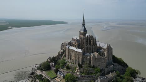 Mont-St-Michael-Tidal-Island-Normandía-Francia-Marea-Ascendente-Drone,-Aéreo,-Vista-Desde-El-Aire