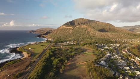 paso elevado de drones cerca de ermas y el parque de la playa de arena en honolulu hawaii