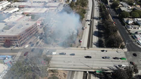 Los-Bomberos-Trabajan-Para-Contener-El-Incendio-Forestal-En-La-Autopista